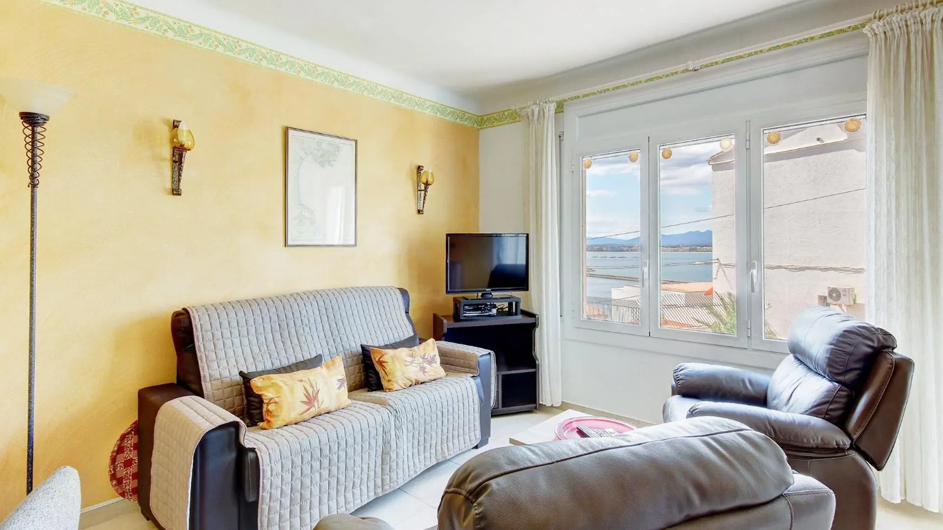 Tasteful Apartment In Roses Spain