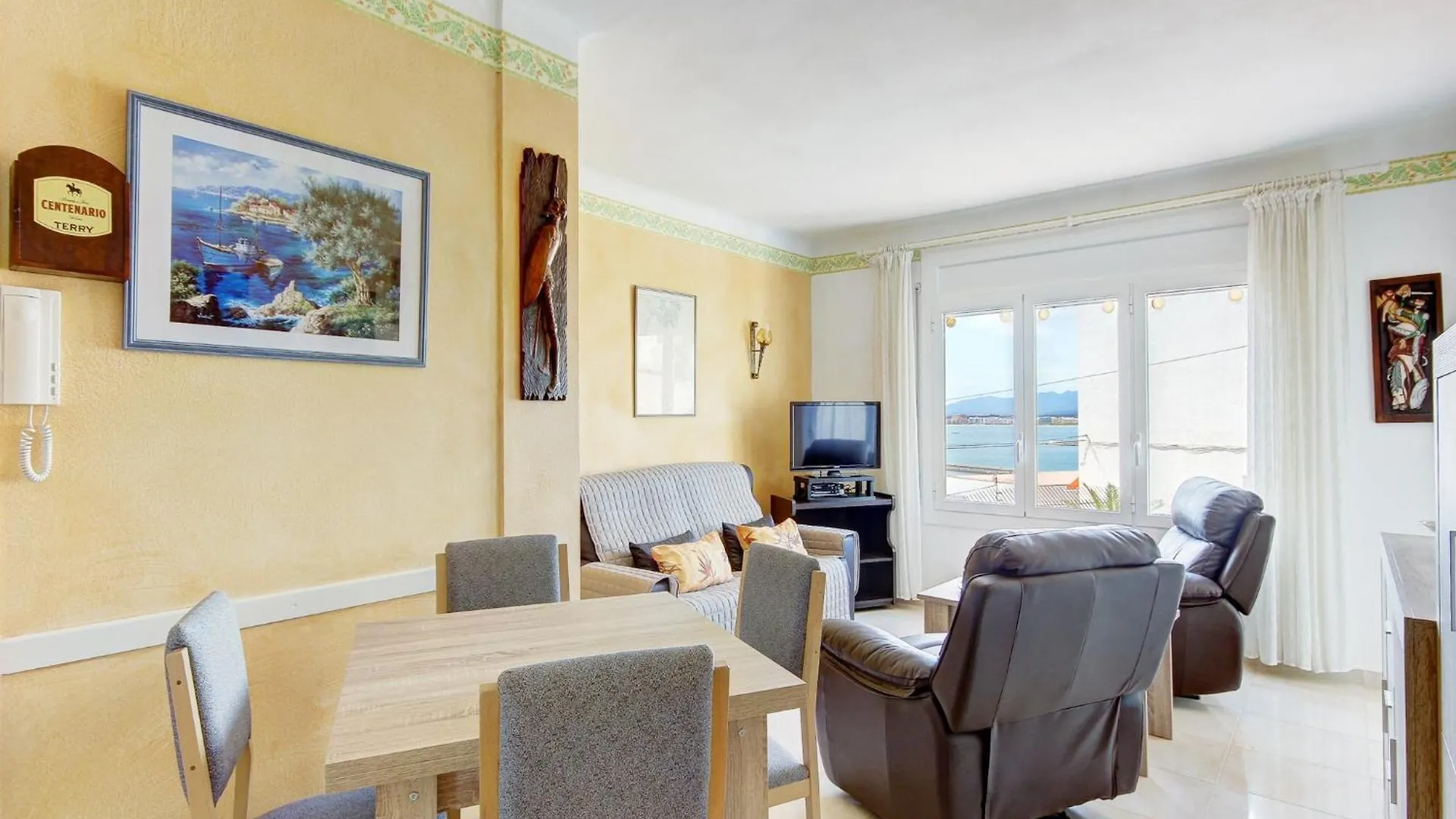 Tasteful Apartment In Roses